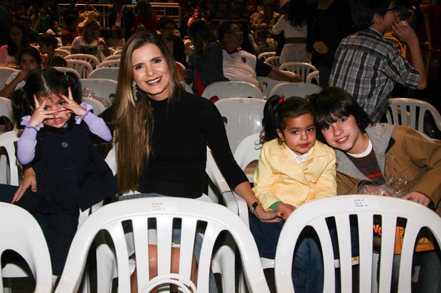 Flavia Fonseca com as gemeas Isabella e Helena e com o sobrinho (Foto: Manuela Scarpa /Foto Rio News)