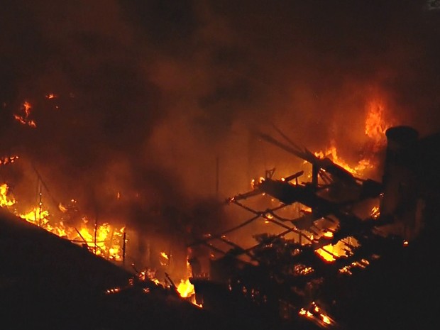 Teto de prédio é consumido pelo fogo em incêndio nesta terça-feira (26), na Grande SP (Foto: Reprodução: TV Globo)