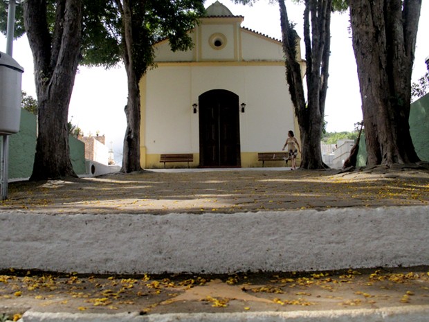 Inscrição no portal do cemitério de Paraibuna intriga visitantes (Foto: Carlos Santos/G1)
