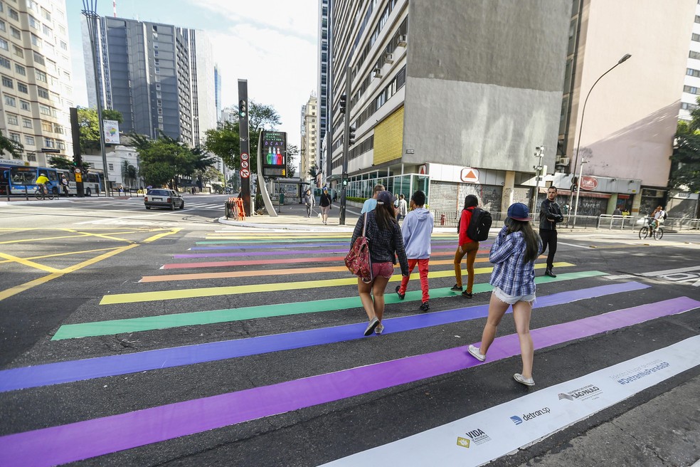 Algumas faixas de pedestres da Avenida Paulista amanhecerem com as cores do arco-íris. (Foto: SUAMY BEYDOUN/AGIF/ESTADÃO CONTEÚDO)