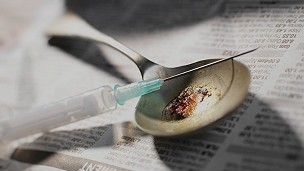 Parlamentares defendem que drogas pesadas continuem proibidas, mas uso passe a ser legal (Foto: BBC)