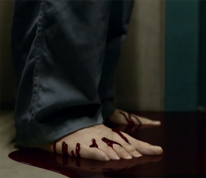 Alucinação? Sangue sobe pelos pés de Nando na estreia de 'Supermax' (Foto: TV Globo)