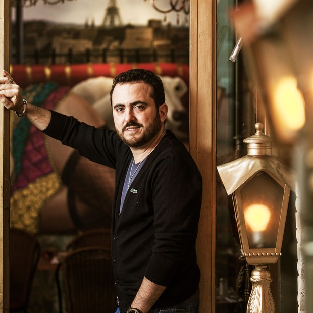 Isaac Azar recebe famosos na abertura do Paris 6 Vaudeville em São Paulo