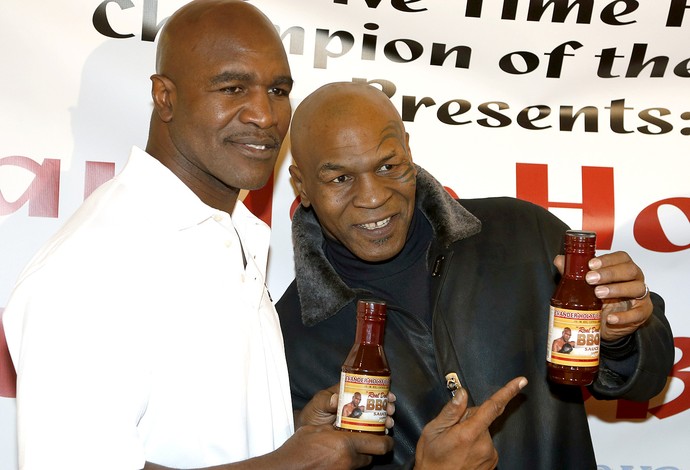 Mike Tyson e Holyfield juntos durante evento (Foto: AP)