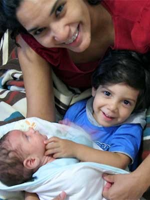 Mãe de dois meninos defende a presença do pai e da doula durante o parto (Foto: Verônica Guimarães/ Arquivo Pessoal) Mãe de dois meninos defende a presença do pai e da doula durante o parto (Foto: Verônica Guimarães/ Arquivo Pessoal)
