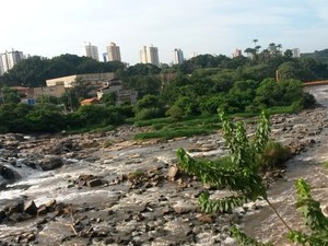 Rio Piracicaba nesta quinta-feira, 5 de março (Foto: Suzana Amyuni/G1)