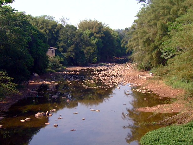 Rio Atibaia, em Campinas, com vazão baixa devido ao perído de estiagem (Foto: Reprodução EPTV)