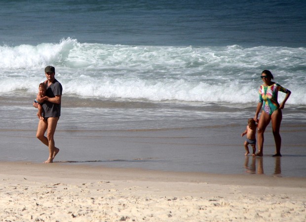 Marcelo Serrado e família em praia no Rio de Janeiro (Foto: Daniel Delmiro/AgNews)