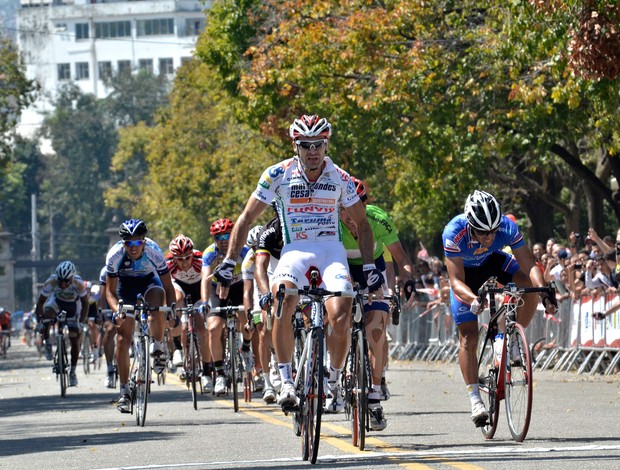 Roberto Pinheiro vence quinta etapa equipe Pindamonhangaba ciclismo (Foto: Hudson Malta)