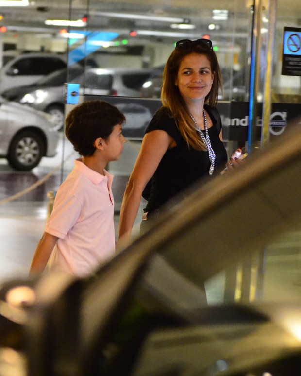 Nivea Stelmann e filho no shoppping (Foto: Henrique Oliveira / Agnews)