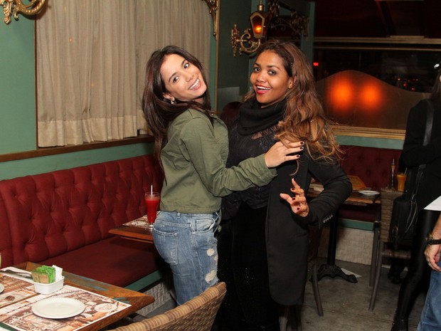 Anitta e Gaby Amarantos em restaurante na Zona Oeste do Rio (Foto: Anderson Borde/ Ag. News)