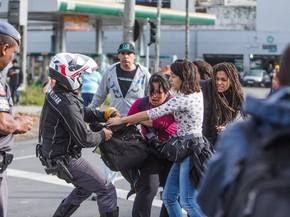 Funcionários e estudantes da Universidade de São Paulo (USP) entram em confronto com a polícia ao tentarem bloquear a Rodovia Raposo Tavares. O protesto faz parte do Dia Nacional de Paralisações e Manifestações contra a Terceirização e o ajuste fiscal (Foto: Marco Ambrosio/Estadão Conteúdo)