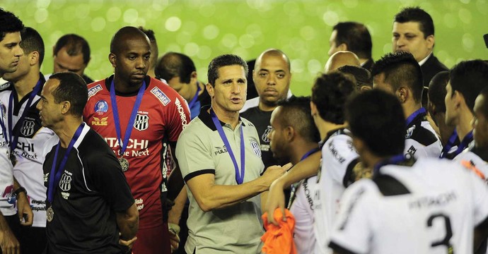 Técnico Jorginho reúne elenco da Ponte Preta após derrota para o Lanús (Foto: Marcos Ribolli / Globoesporte.com)