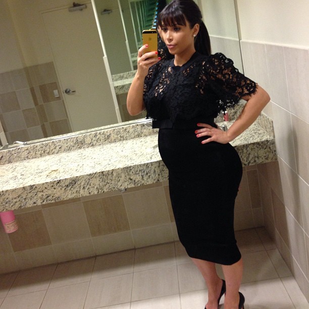 Kim Kardashian exibe barriga de gravidez (Foto: Instagram/ Reprodução)