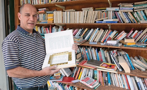 SORTE O mineiro Carlos Valadares mostra o livro que encontrou num lixão nos EUA. O dinheiro estava num buraco recortado no meio das páginas (Foto: David M. Barron/oxygengroup/ÉPOCA)