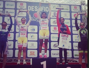 A ciclista Luciene Ferreira com o troféu do Desafio Tour do Rio de Ciclismo (Foto: Divulgação/Tour do Rio)