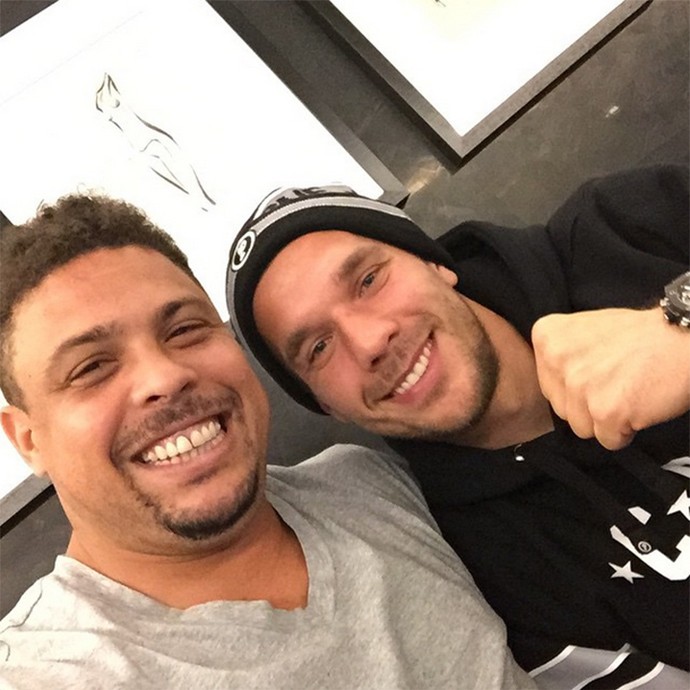 Ronaldo encontra Podolski e brinca com o alemão: “Uniforme preto e branco”