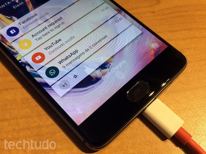 OnePlus 3T chega com tecnologia de carregamento rápido Dash Charge ( (Foto: Elson de Souza/TechTudo)