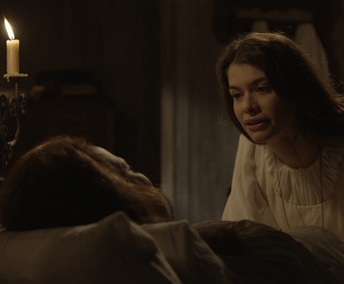 Lívia cobra explicações da mãe  (Foto: TV Globo)