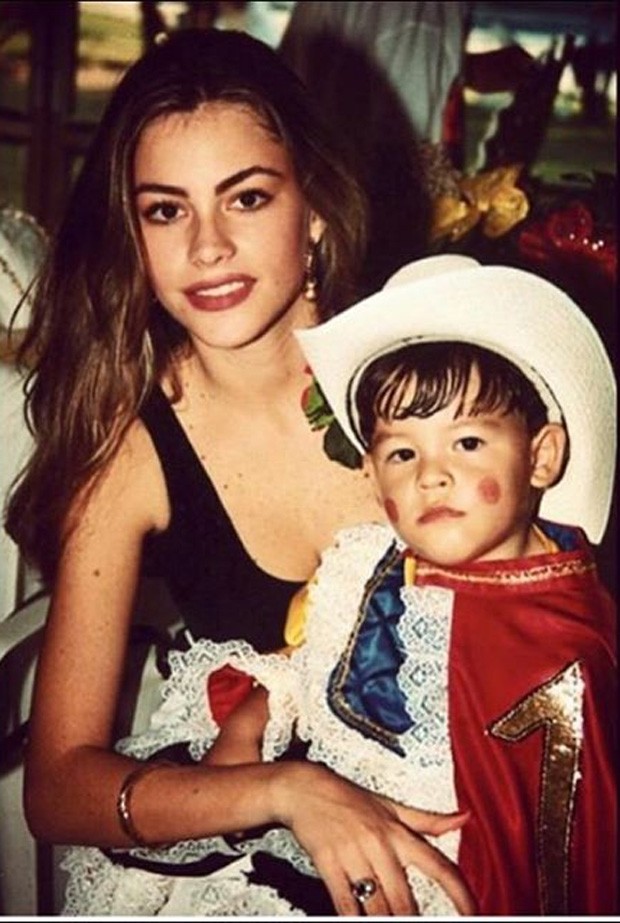 Sofia Vergara posta foto antiga no aniversário de 24 anos do filho