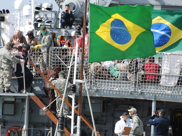 Imigrantes resgatados por navio brasileiro desembarcam na Sicília, na Italy, neste sábado (5) (Foto: AP Photo/Salvatore Allegra)