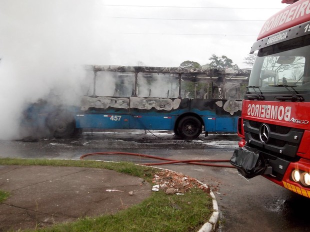 Veículo foi incendiado com óleo diesel em bairro de São José, na Grande Florianópolis (Foto: PM/Divulgação)