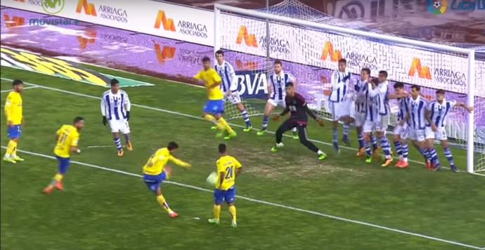 Willian José cobra falta na área gol do Las Palmas (Foto: Reprodução de vídeo)