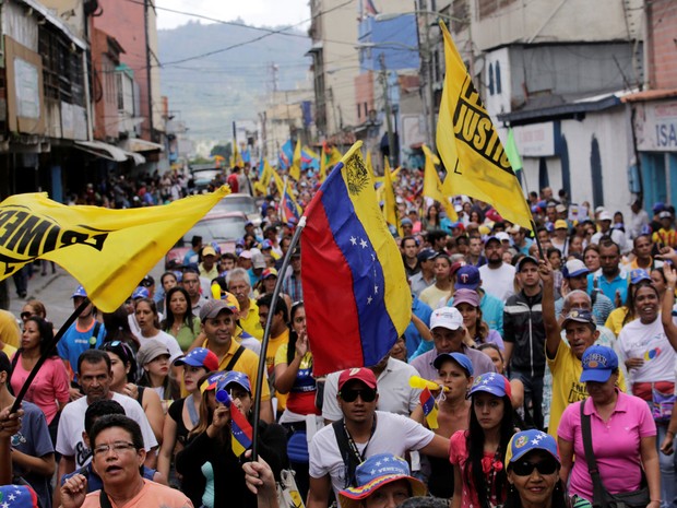 Venezuelanos participam de manifestação em Los Teques, na quarta (7) (Foto: Reuters/Henry Romero) Venezuelanos participam de manifestação em Los Teques, na quarta (7) (Foto: Reuters/Henry Romero)