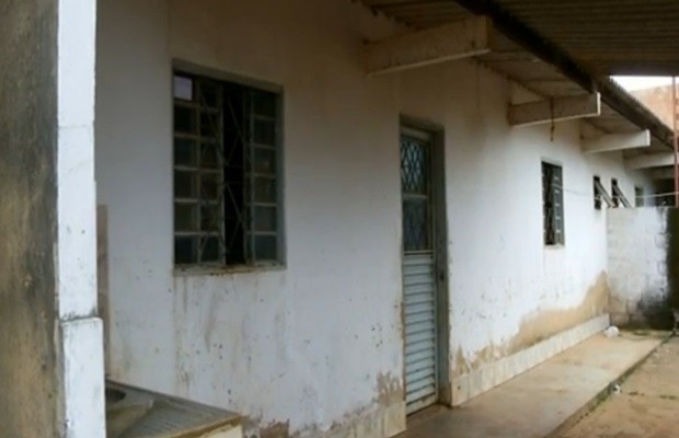 Resiência onde casal morava está vazia após o crime (Foto: Reprodução/TV Anhanguera)
