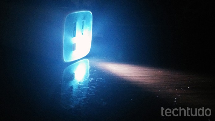 Carregador portátil da TP-LINK chega com lanterna LED que pode ser útil em emergências (Foto: Elson de Souza/TechTudo) Carregador portátil da TP-LINK chega com lanterna LED que pode ser útil em emergências (Foto: Elson de Souza/TechTudo)