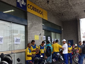 Greve dos funcionrios dos Correios  por tempo indeterminado (Foto: Luana Bernardes/TV Grande Rio)