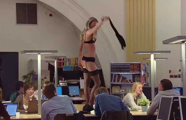 Mulher fez striptease em biblioteca para 'testar' ateno dos alunos na Holanda (Foto: Reproduo/YouTube/Vifit FrieslandCampina)