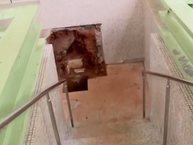 Técnicos tiveram que escavar local da fonte para identificar problema em Cambuquira (Foto: Reprodução EPTV) Técnicos tiveram que escavar local da fonte para identificar problema em Cambuquira (Foto: Reprodução EPTV)