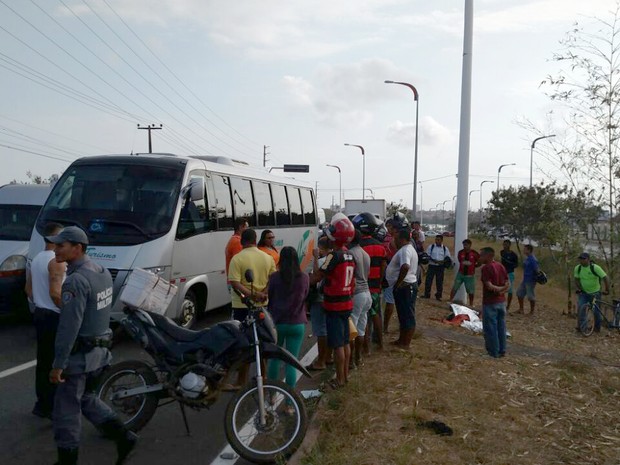 Motoqueiro morre em acidente na Avenida dos Poretugueses, em São Luís (MA) (Foto: Douglas Pinto / TV Mirante)