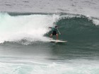 No dia do aniversário da filha, Cauã surfa em praia do Rio