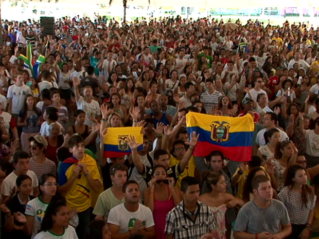 Multidão em evento preparatório para a JMJ em Vitória (Foto: Reprodução / TV Gazeta)