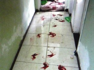Passos de sangue no corredor da casa onde Sério dos Reis foi morto (Foto: Michelly Oda / G1)
