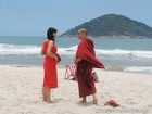 Fabiula Nascimento e Caio Blat gravam cenas românticas de Joia Rara em praia