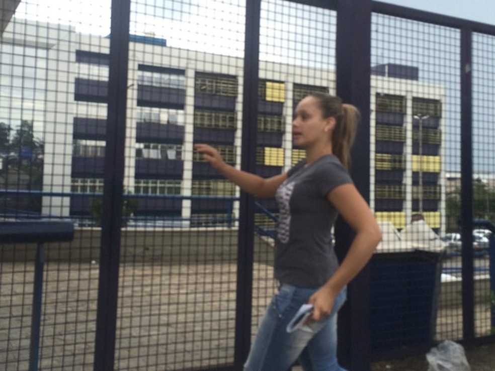 Aline Costa Ferreira perdeu a prova por causa do tr&acirc;nsito congestionado.  (Foto: Vanessa Martins/G1)