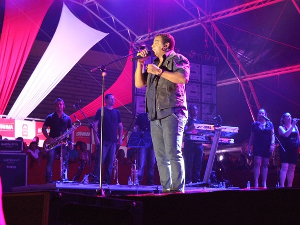 Com sucessos como 'Maravilha', 'A mala tá pronta' e 'Cheia de Manias', o Raça Negra agitou a noite de pagode em Manaus. (Foto: Marcos Dantas/G1 AM) Com sucessos como 'Maravilha', 'A mala tá pronta' e 'Cheia de Manias', o Raça Negra agitou a noite de pagode em Manaus. (Foto: Marcos Dantas/G1 AM)