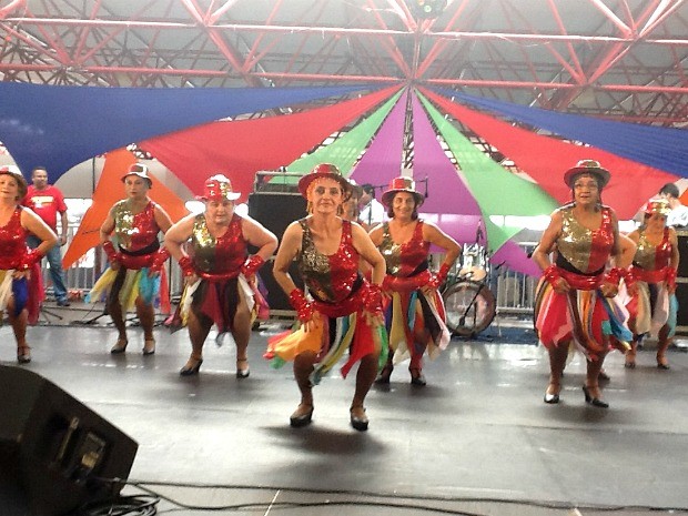 Idosos se apresentam durante Mostra de Dança realizada em agosto de 2012 (Foto: Divulgação/Assessoria Agecom)