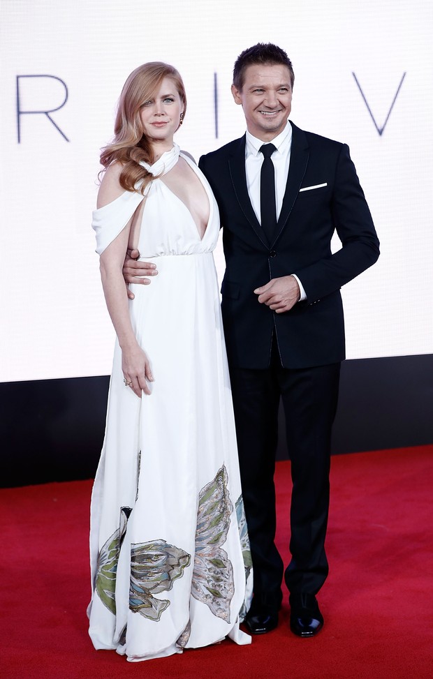 Amy Adams e Jeremy Renner em première de filme em Londres, na Inglaterra (Foto: John Phillips/ Getty Images)