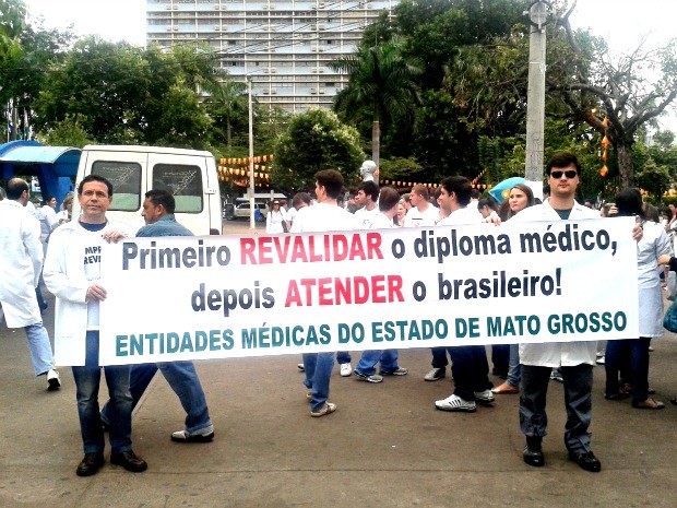 Médicos seguraram faixas e pararam em semáfororos (Foto: Pollyana Araújo/ G1)