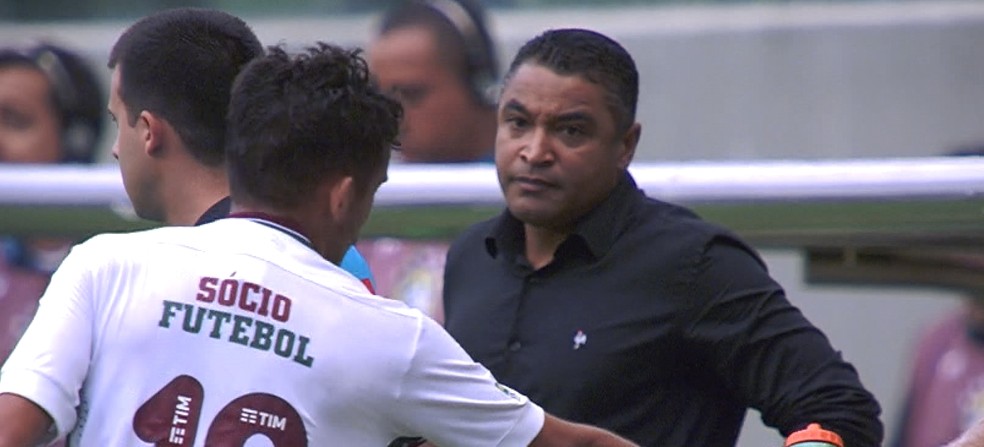 Roger faz cara de poucos amigos durante o jogo Atlético-MG x Fluminense (Foto: Reprodução/Premiere)