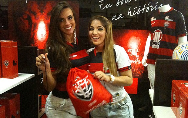 Vitória novo uniforme Nicole Bahls e Ana Mara (Foto: Raphael Carneiro/Globoesporte.com)