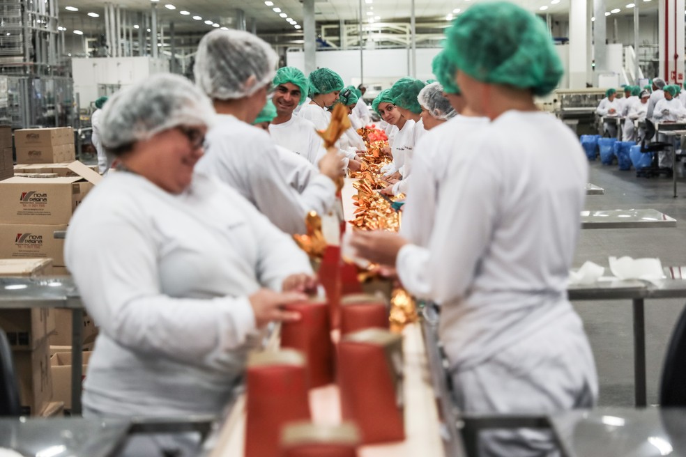 Trabalhadores da Kopenhagen embalam ovos de Páscoa, em Extrema (MG), em fevereiro deste ano (Foto: Fábio Tito/G1)