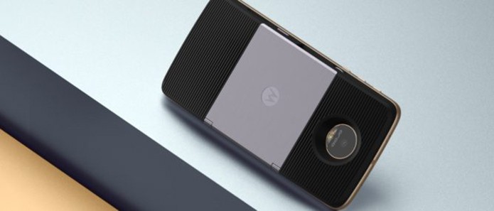 Case tem projetor embutido para espelhar tela do celular em imagem de 70 polegadas (Foto: Divulgação/Lenovo)