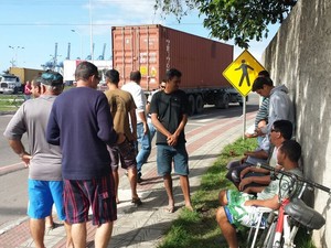 Caminhoneiros fazem vigilia próximo ao porto (Foto: Luiz Souza/ RBS TV)