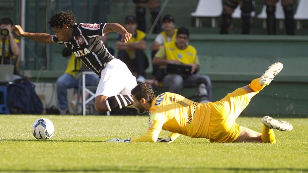 Romarinho cava pênalti contra Coritiba e vira o 