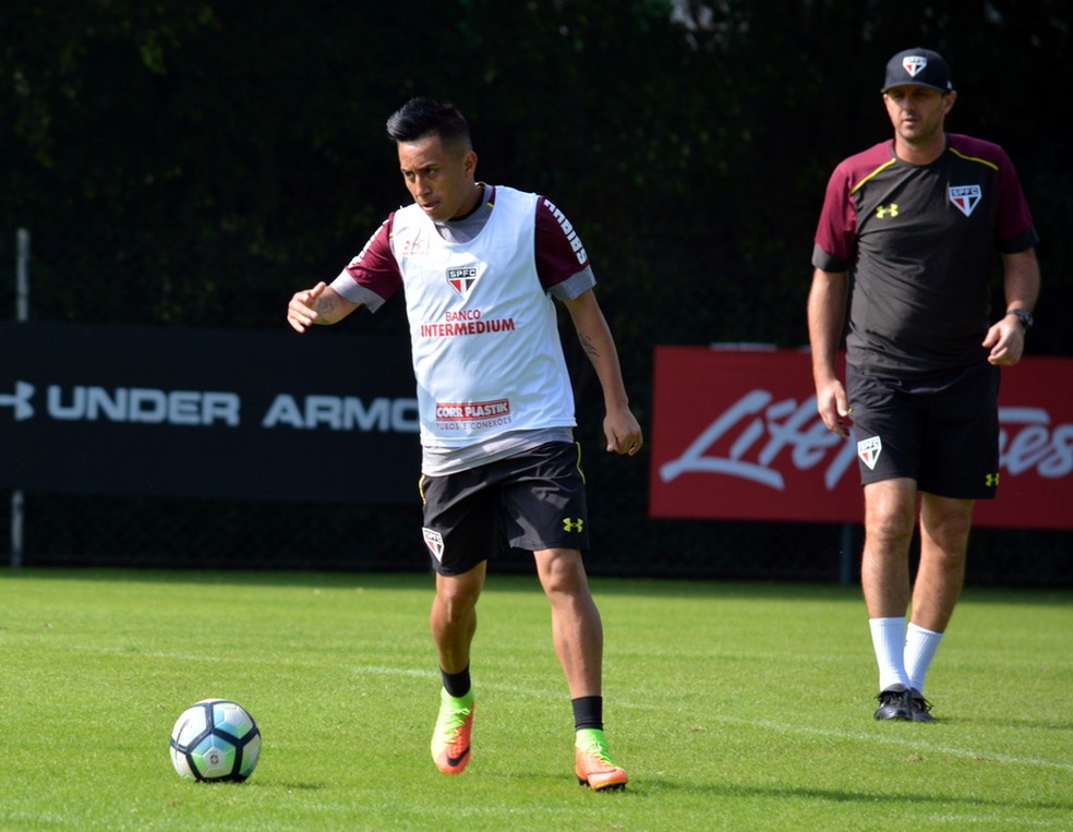 Cueva retornou ao São Paulo e treina sob os olhares de Rogério Ceni (Foto:  Érico Leonan / saopaulofc.net )